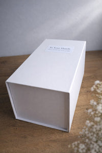Załaduj obraz do przeglądarki galerii, Soy Vibe In Your Hands – Symbolic Handmade Soy Candle

